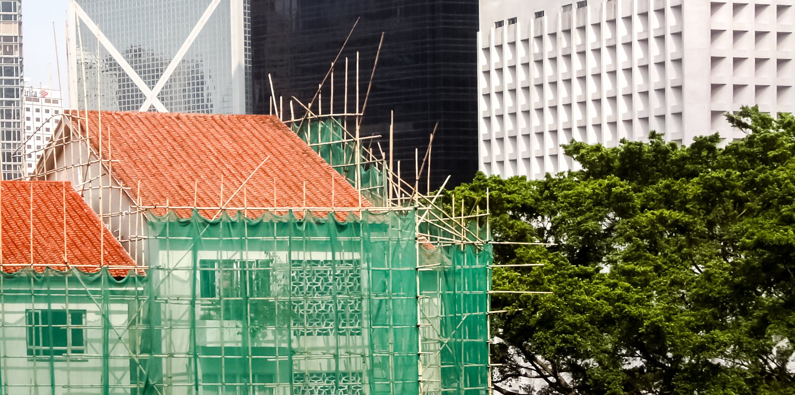 Bamboo Scaffoling in Hong Kong, 2005 (Wikimedia Commons).