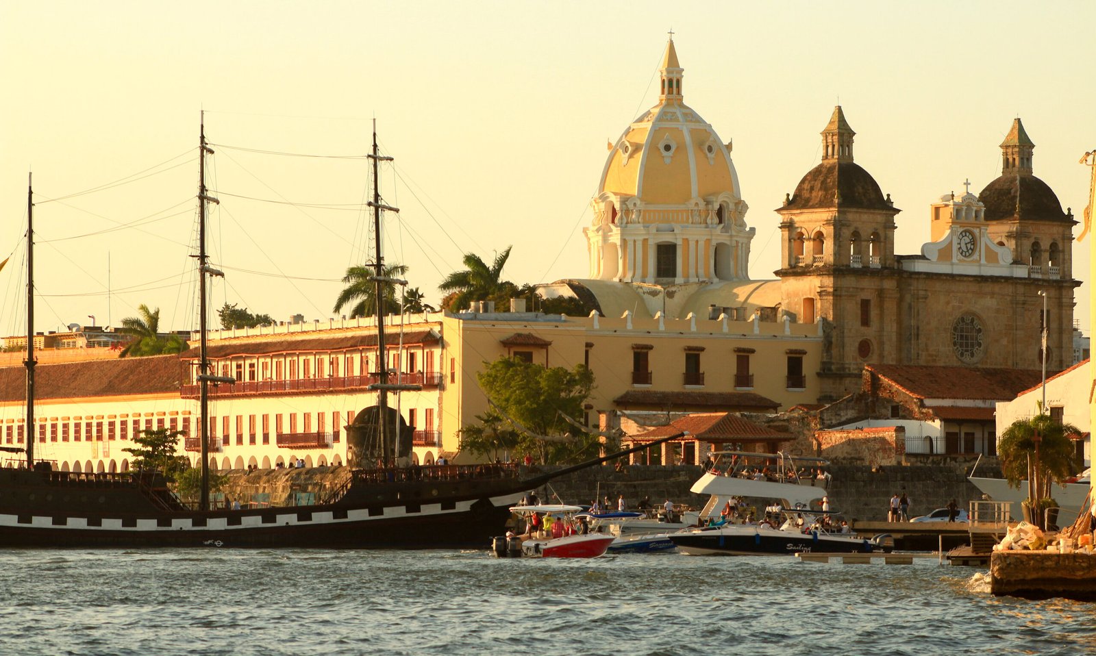 Colonial Cartagena, Colombia (Felipe Ortega Grijalba, Wikimedia Commons).