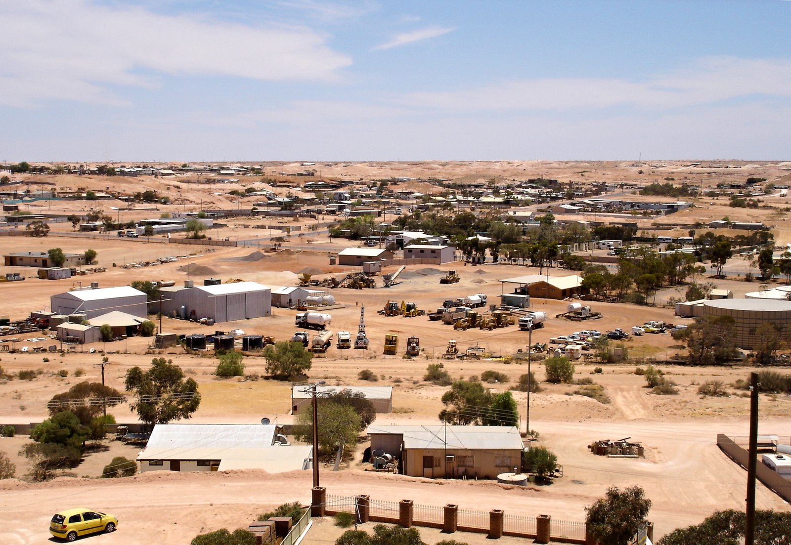 View of Coober Pedy, South Australia (via Pavel Špindler, Wikimedia Commons).